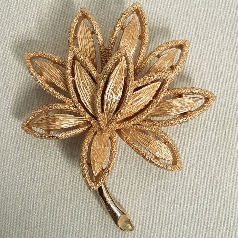 💎Avon Lotus Flower Brooch Textured Gold Tone Metal Open Petals